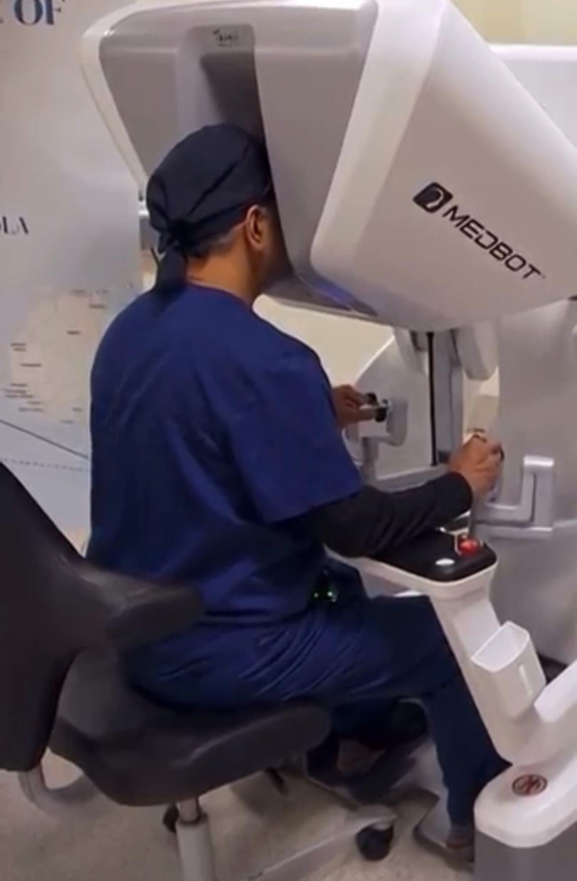Médico na Flórida realiza cirurgia robótica remotamente em paciente na Angola