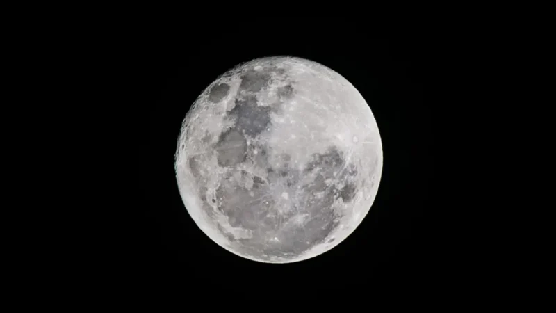 Descoberta de caverna na Lua pode abrigar futuras missões