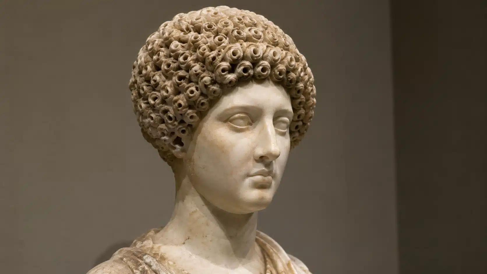 Cabeleireira resolve enigma de 2 mil anos em escultura romana